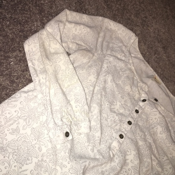 Cute flowy top - Picture 2 of 3